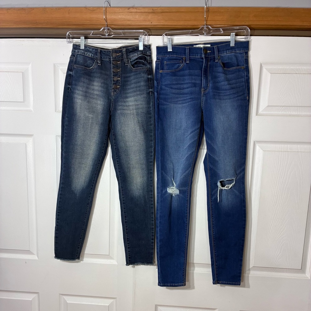 2 pair of size 7  Dark and Medium Blue Skinny Jeans.
